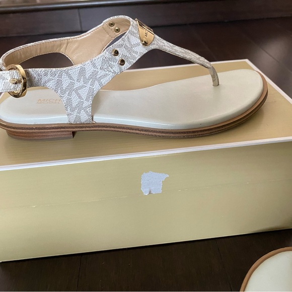 Michael Kors plate thong sandals with mini MK logo size 7M Like new with box. - Picture 4 of 10